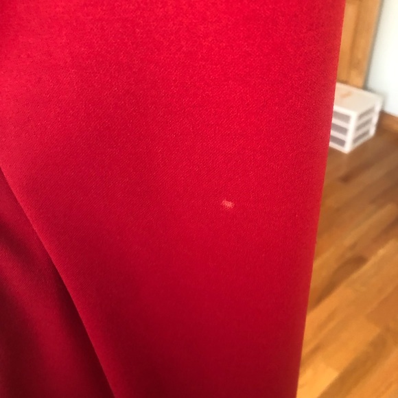 Beautiful red gown - Picture 5 of 9